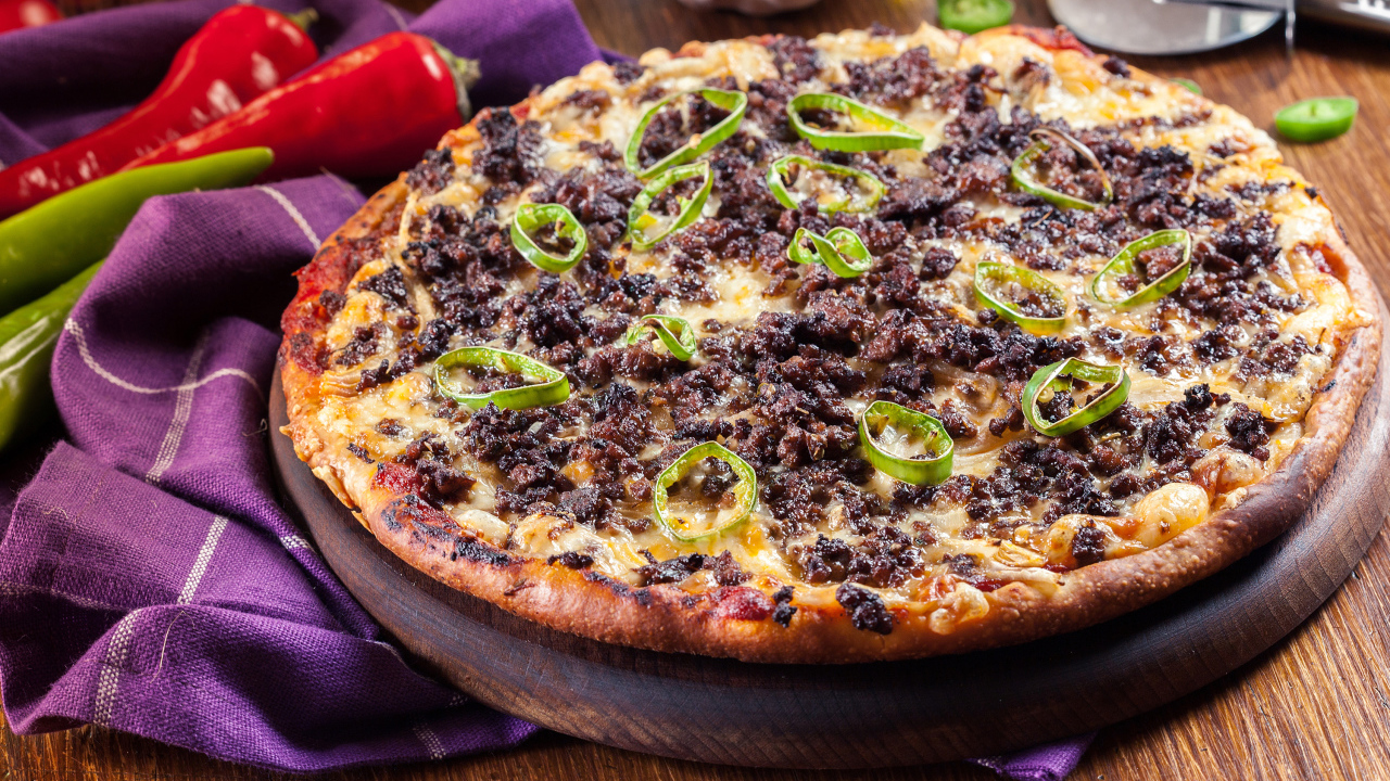 Пицца на доске с мясом и перцем 