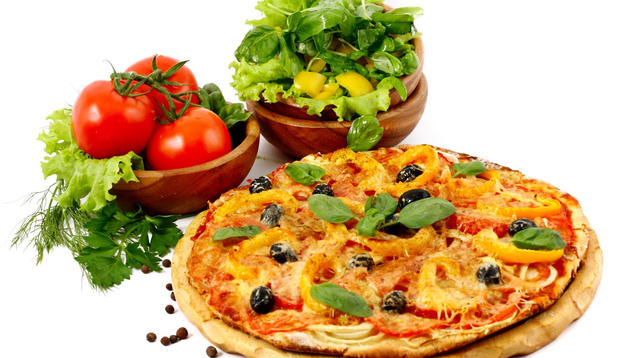 Пицца на столе с овощами и зеленью на белом фоне