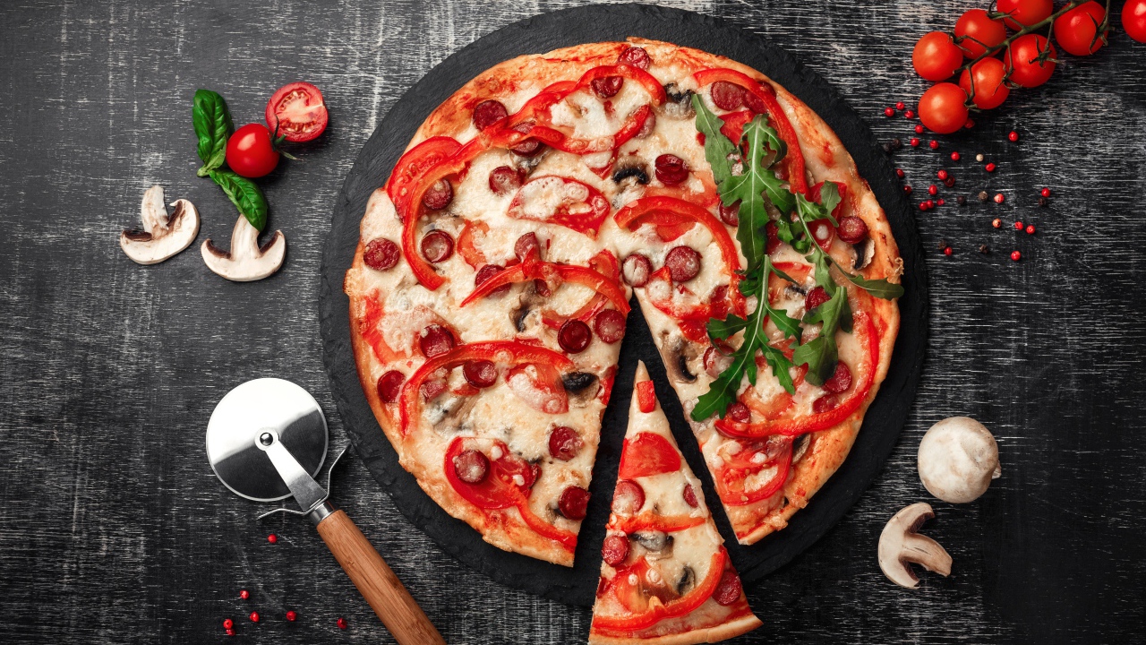 Пицца с болгарским перцем, колбасками и сыром