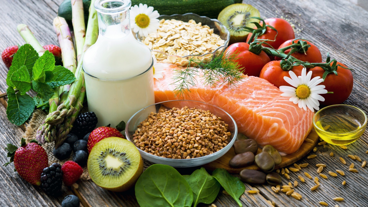 Кусок красной рыбы на столе с ягодами и овощами