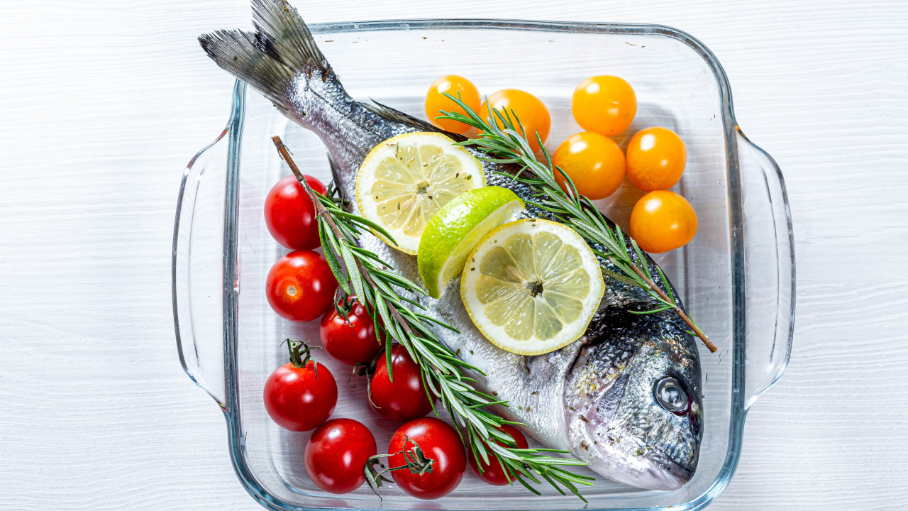 Рыба с помидорами, розмарином и лимоном в противне