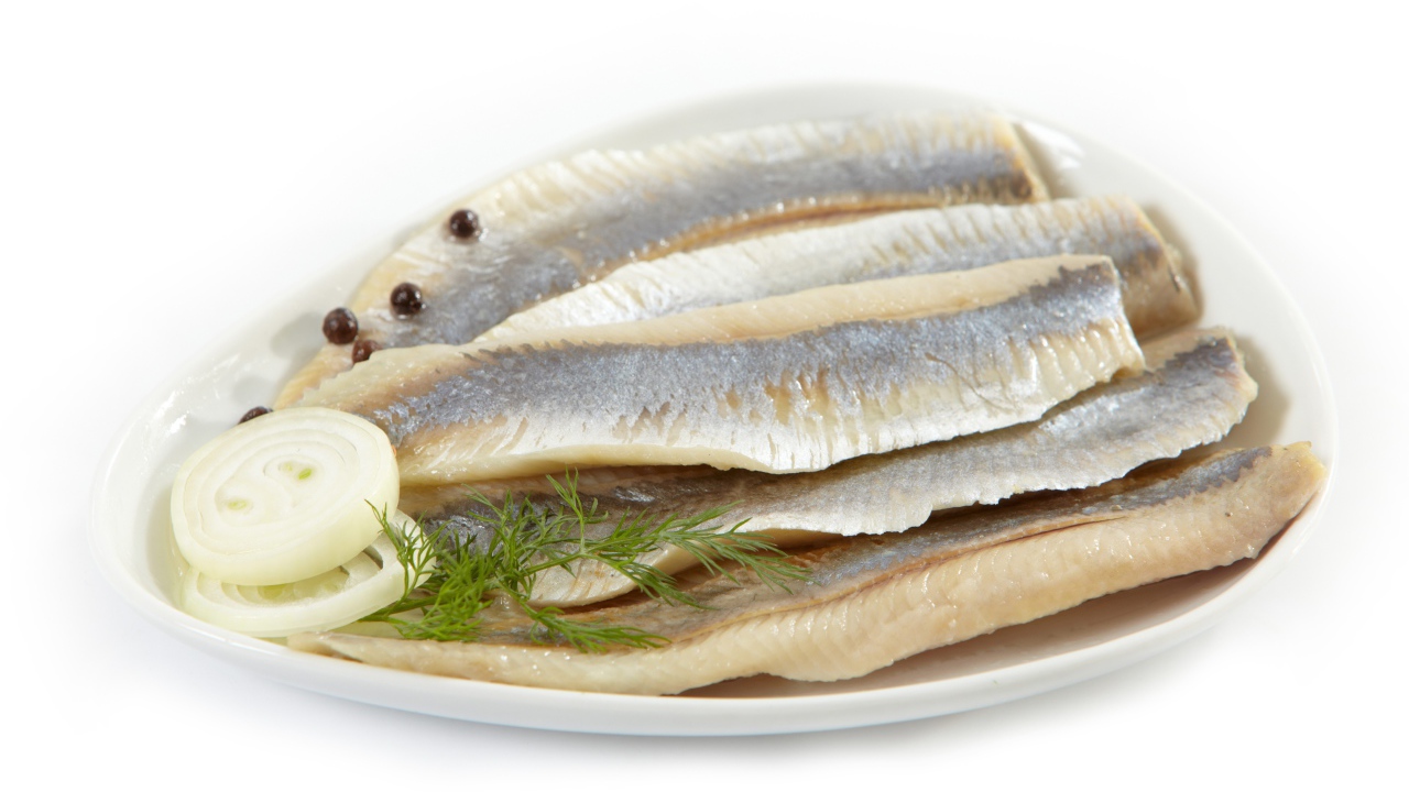 Филе сельди на белом фоне с репчатым луком