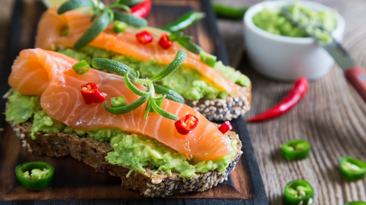 Бутерброды с пастой и красной рыбой 