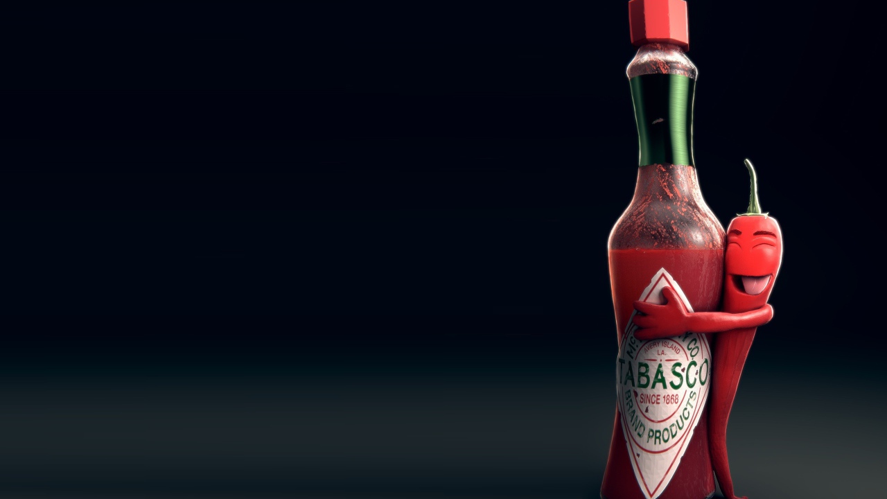 Красный острый перец обнимает бутылку на сером фоне