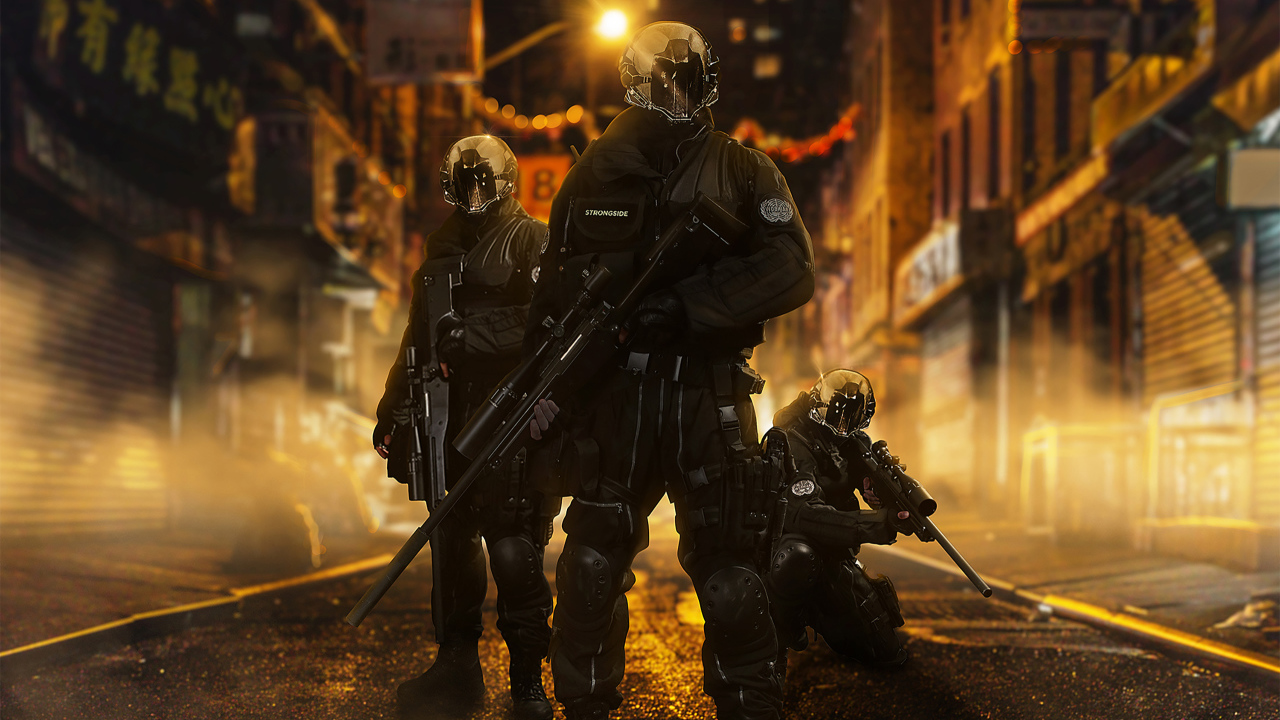 Солдаты с оружием на улице города 