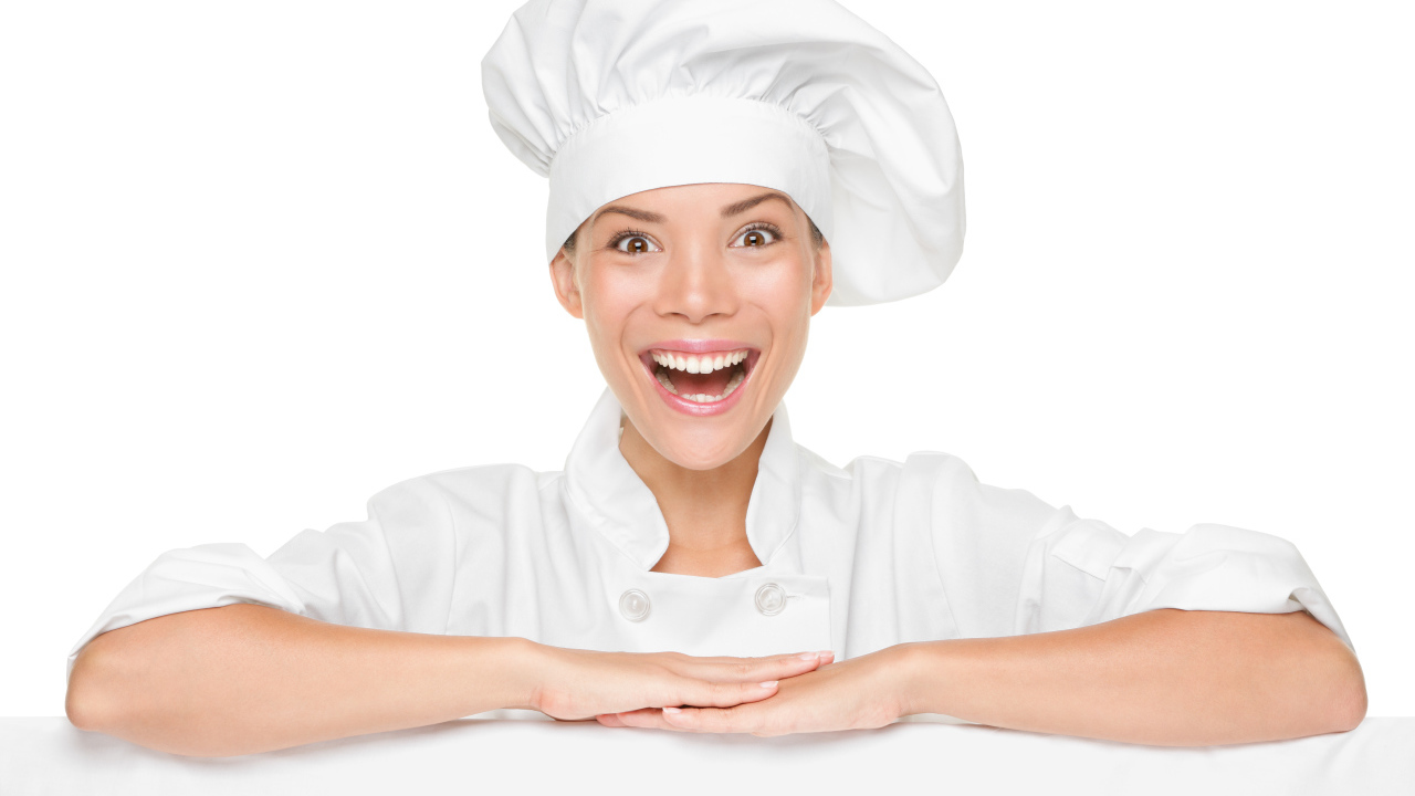 Улыбающаяся девушка повар на белом фоне