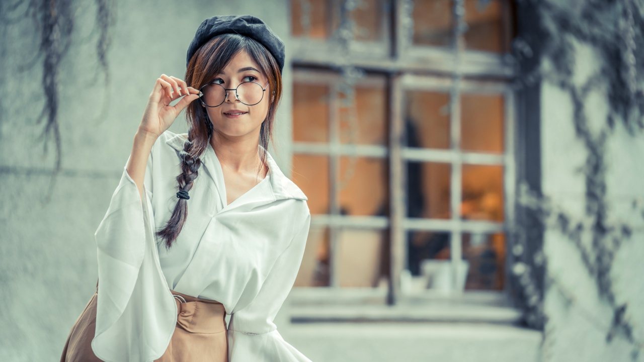 Девушка азиатка в берете и очках 