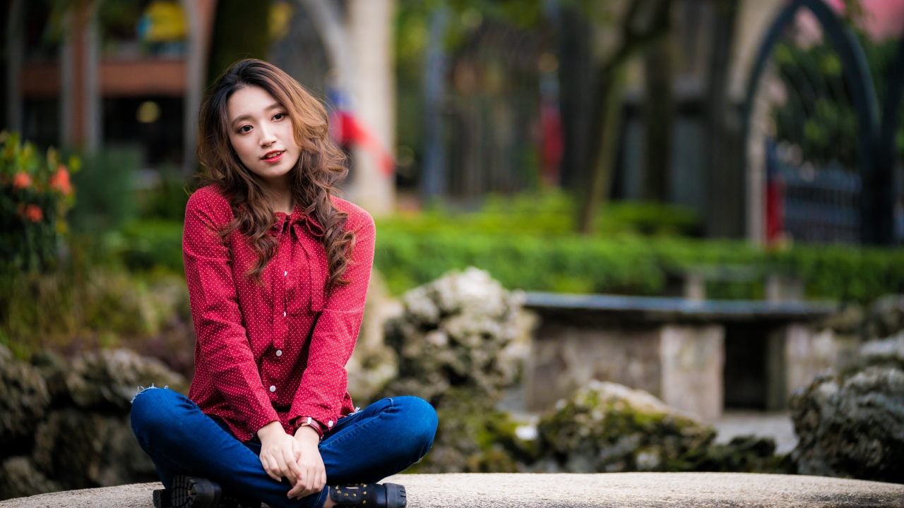 Красивая азиатка в красной рубашке