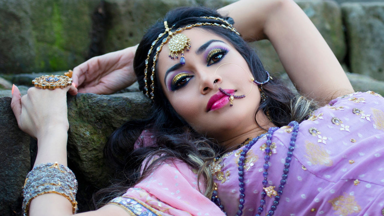 Красивая индийская девушка в сари и украшениях