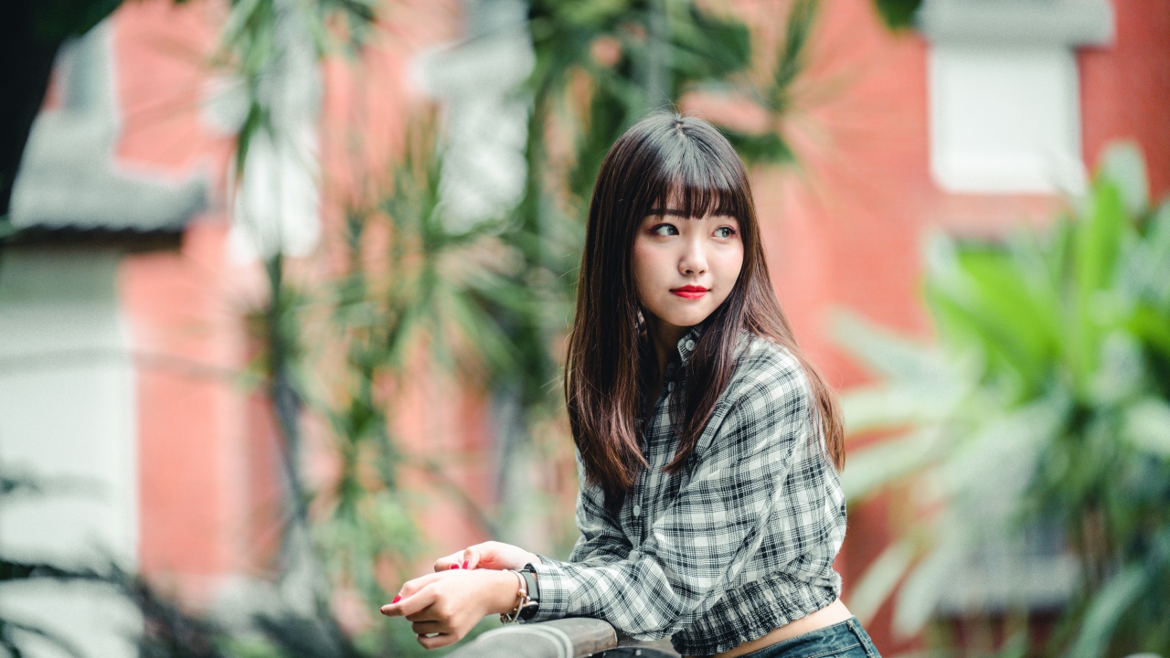 Красивая девушка азиатка с красными губами