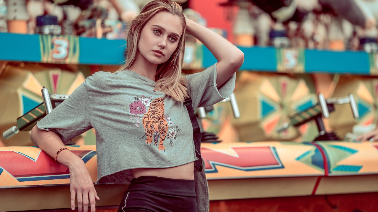 Красивая блондинка с рукой в волосах 