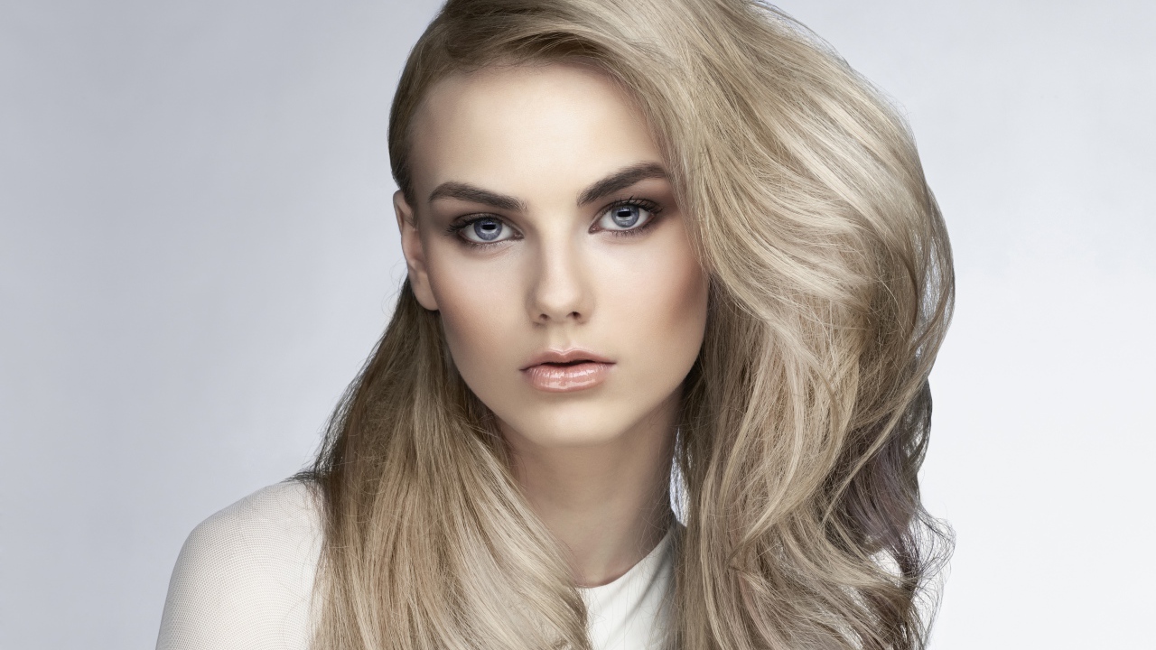 Красивая голубоглазая блондинка с пышными волосами