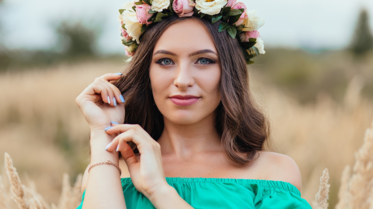 Красивая голубоглазая девушка с венком на голове