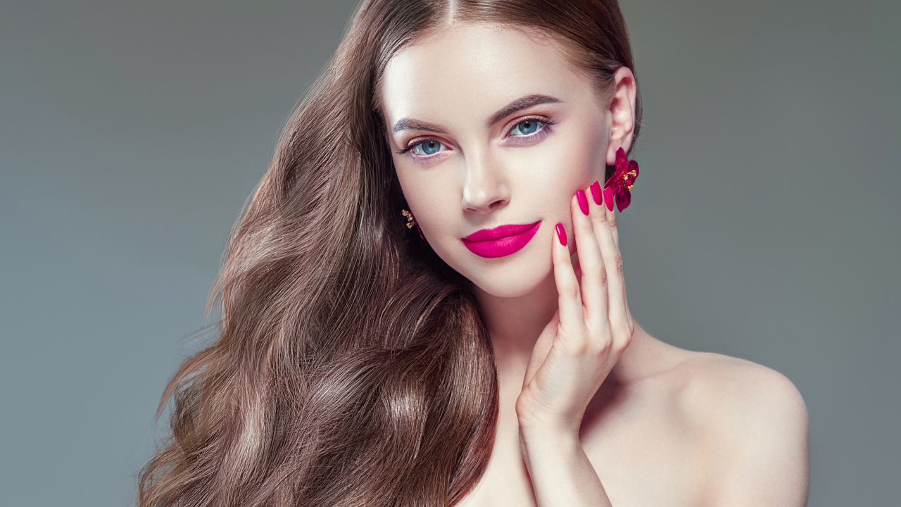 Красивая голубоглазая длинноволосая девушка с ярким макияжем 