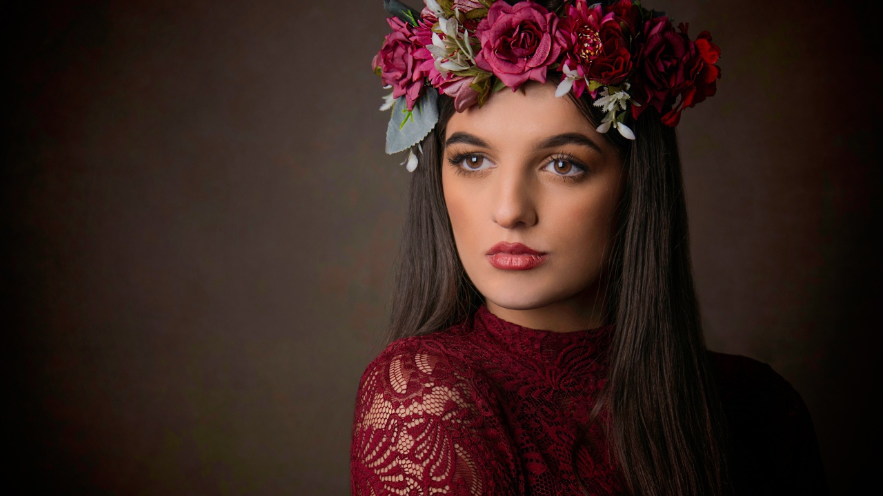 Красивая кареглазая девушка с венком на голове