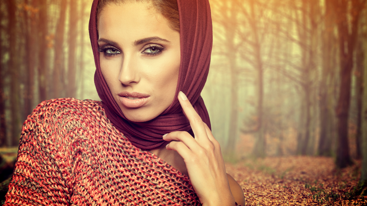 Красивая шатенка с платком на голове на фоне леса