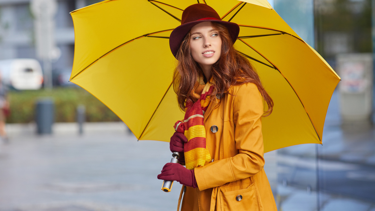 Красивая девушка в пальто с зонтом 