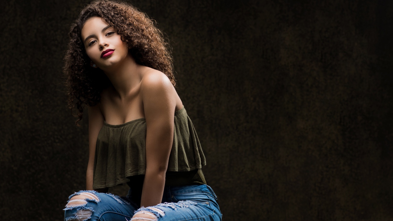 Красивая девушка в модных джинсах 