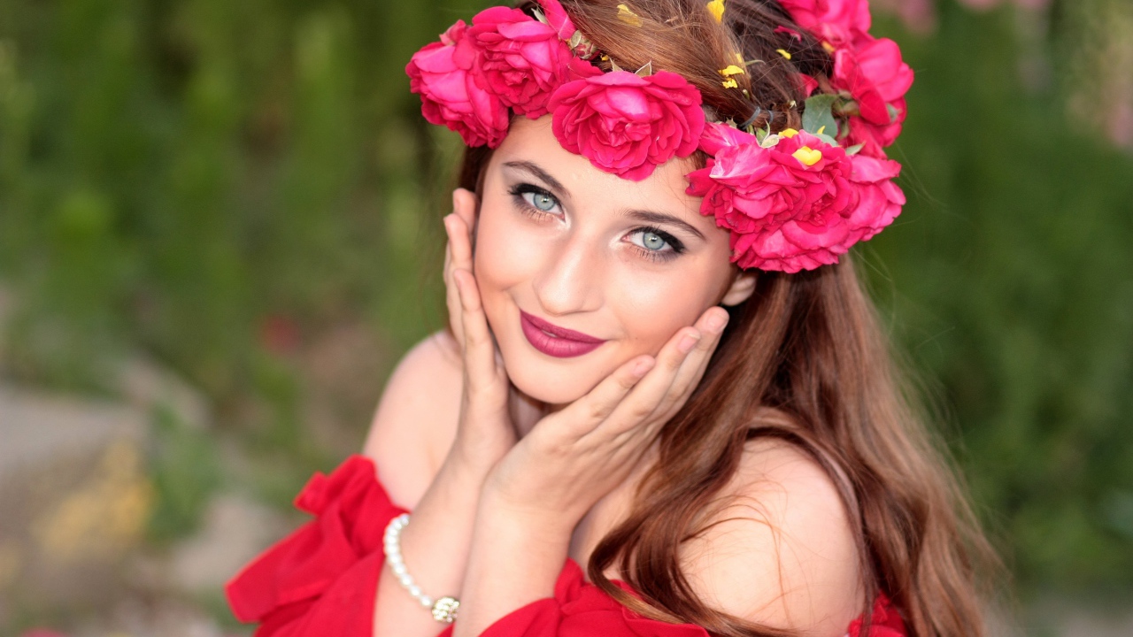 Красивая девушка с венком из роз на голове