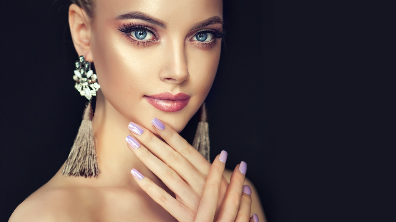 Красивая девушка с большими голубыми глазами и красивыми ногтями
