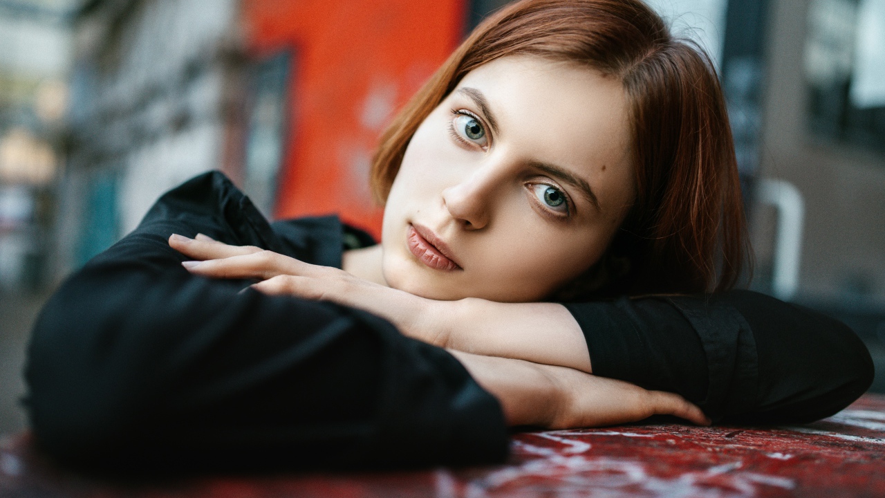 Красивая девушка с большими глазами