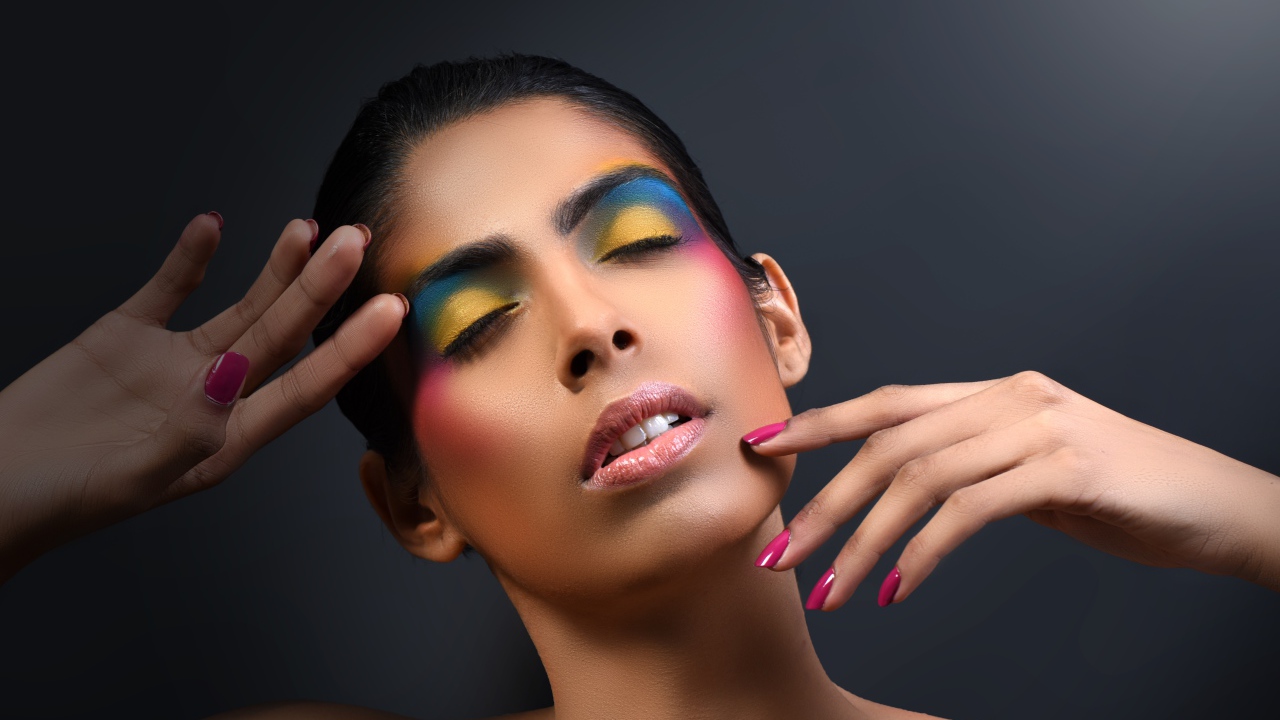 Красивая девушка с ярким макияжем с закрытыми глазами