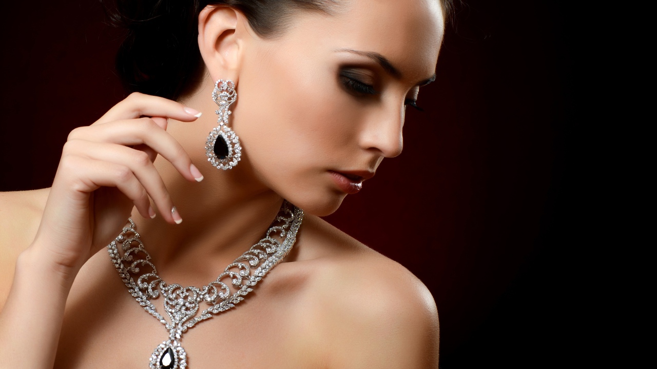 Красивая девушка с дорогими украшениями на теле