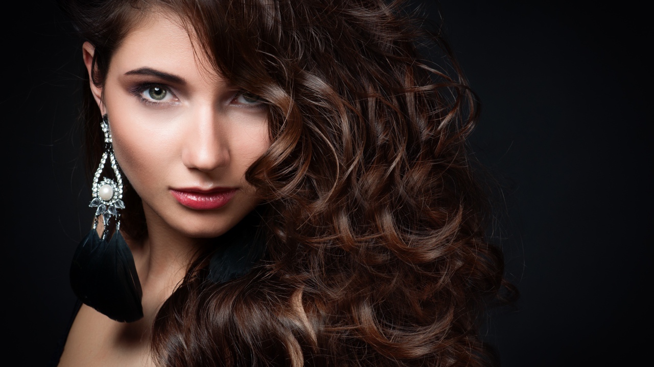 Красивая зеленоглазая девушка с сережками в ушах 