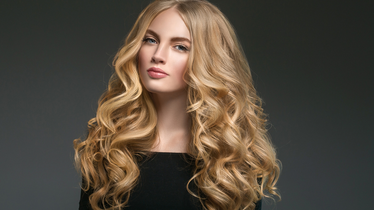 Красивая длинноволосая блондинка с голубыми глазами 