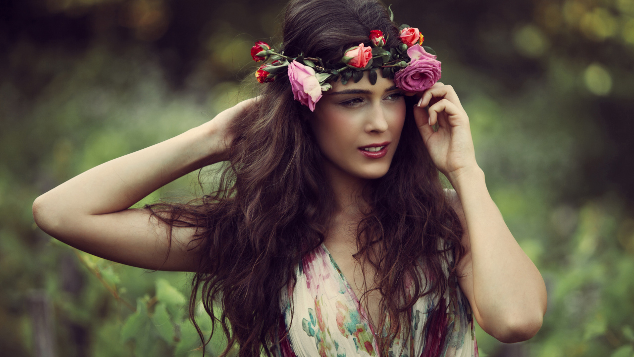 Красивая длинноволосая девушка шатенка с венком из роз на голове