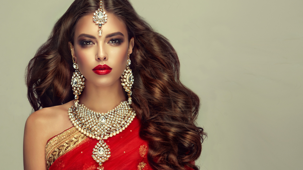 Красивая длинноволосая шатенка в индийском сари с украшениями