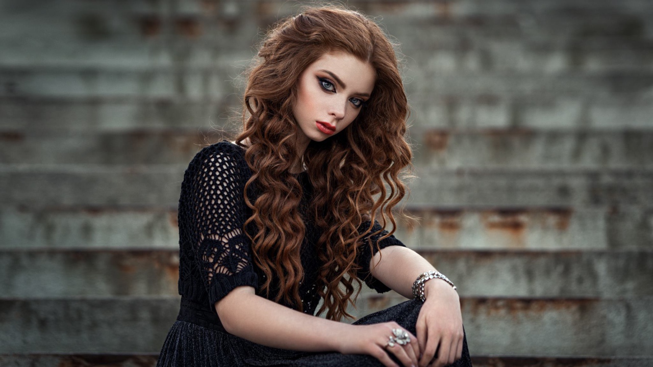 Красивая длинноволосая девушка в черном платье