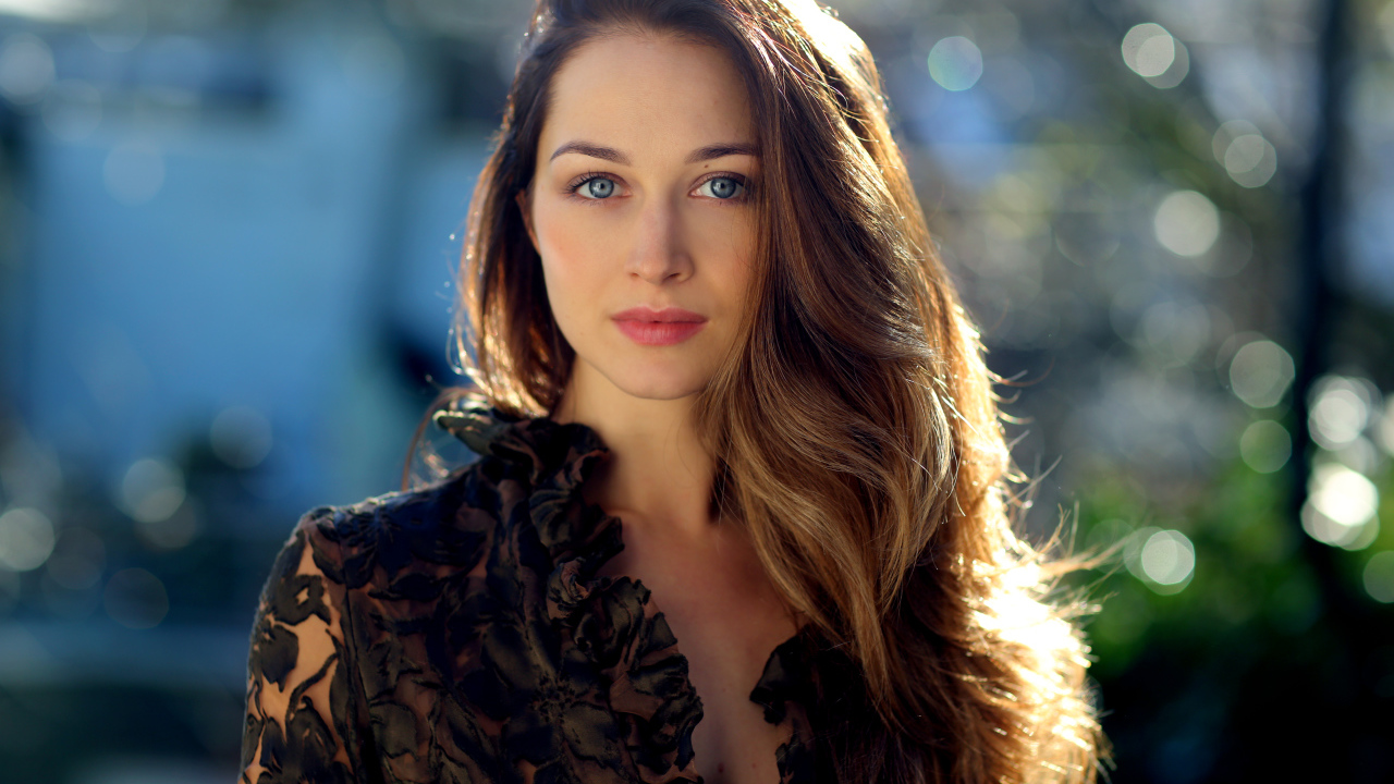 Красивая длинноволосая девушка с голубыми глазами на улице