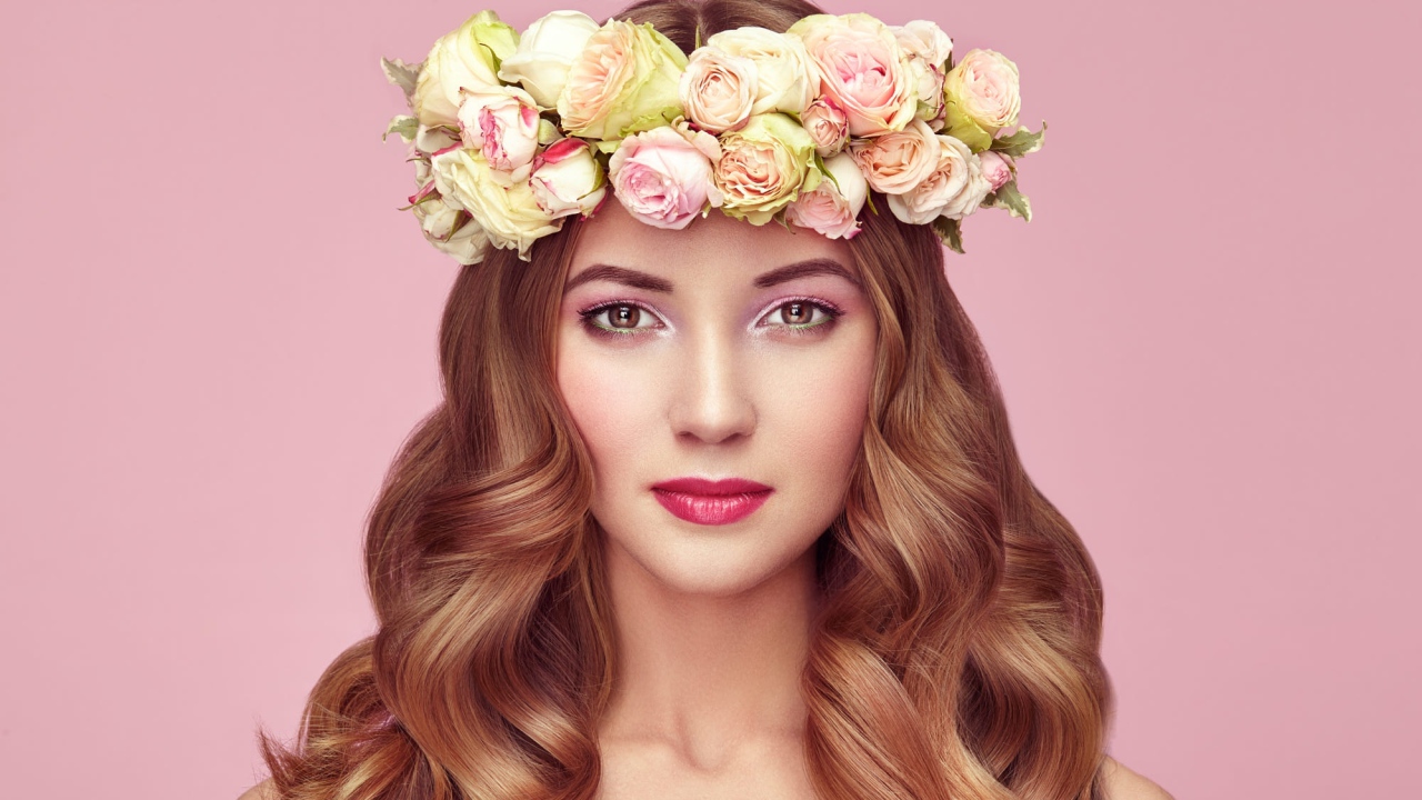Красивая рыжеволосая девушка с венком из роз на голове