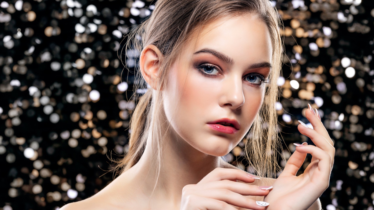 Красивая молодая голубоглазая девушка с маникюром