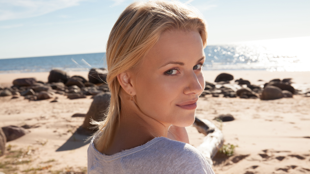 Блондинка с серыми глазами на берегу океана