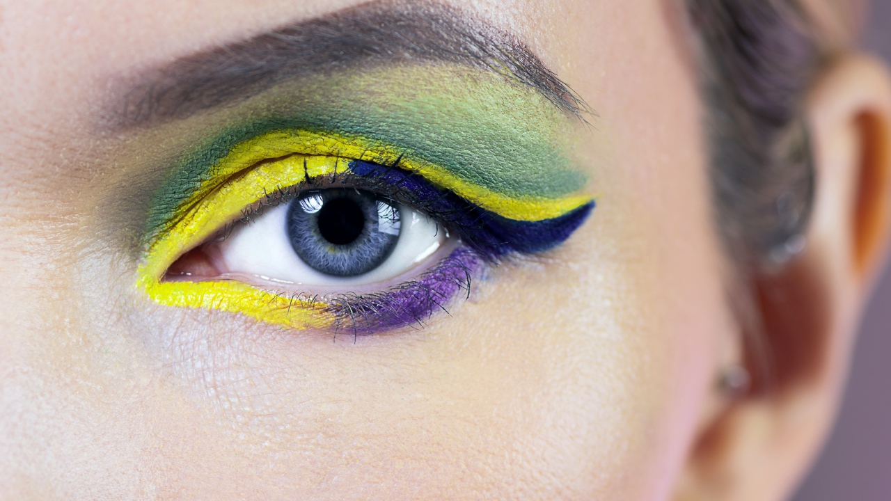 Накрашенный глаз голубоглазой девушки