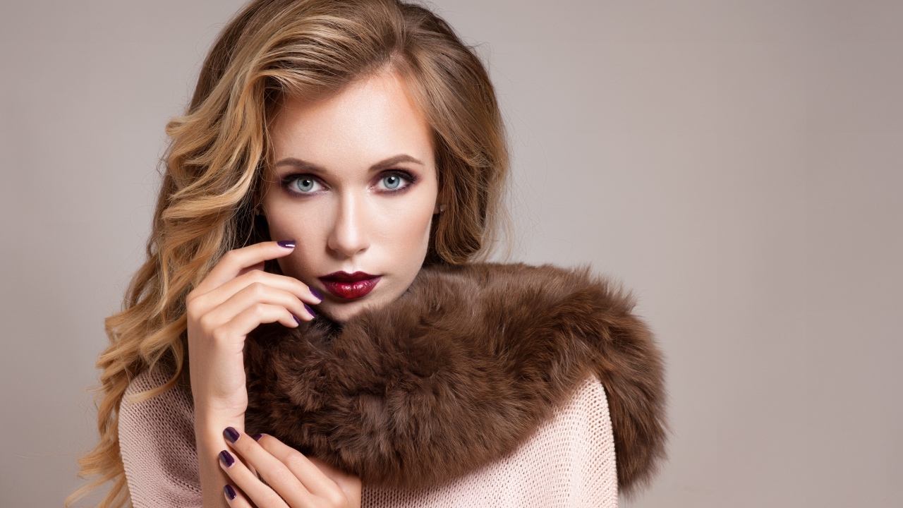 Яркая девушка блондинка с меховым воротником