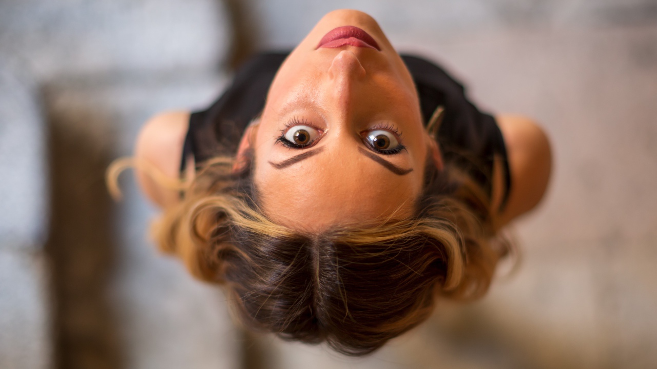 Кареглазая девушка смотрит вверх