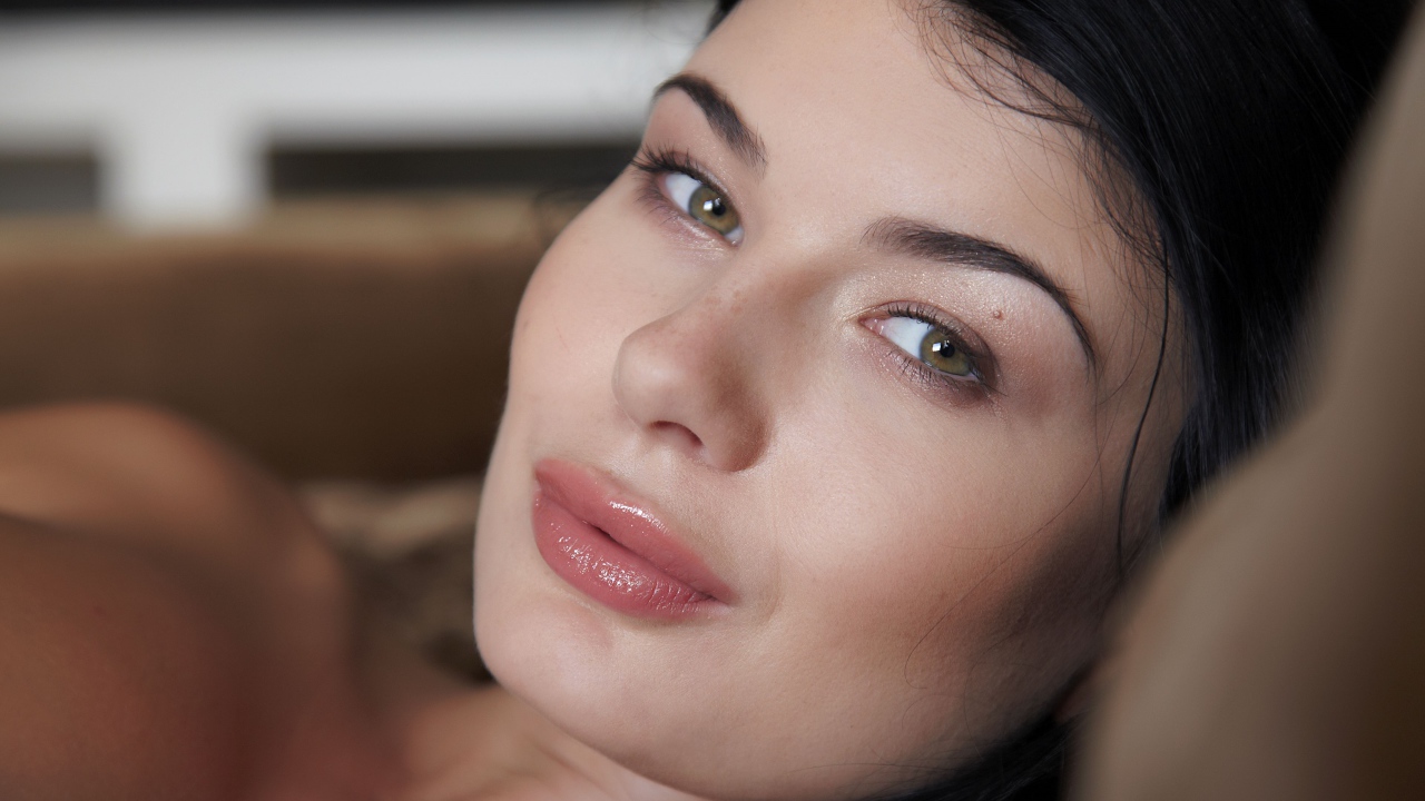 Нежная брюнетка лицо крупным планом