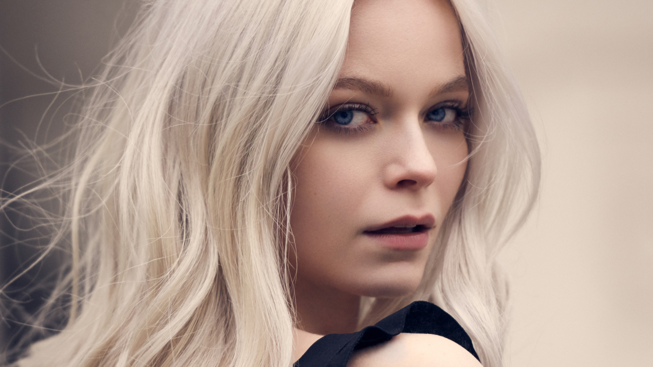 Лицо голубоглазой блондинки крупным планом