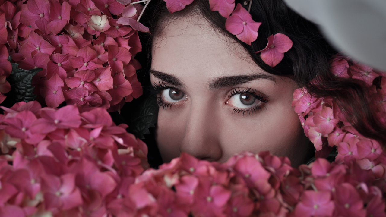 Лицо девушки в розовых цветах гортензии