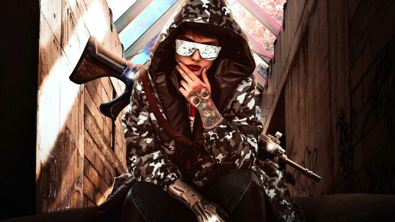 Девушка с оружием в худи и очках 