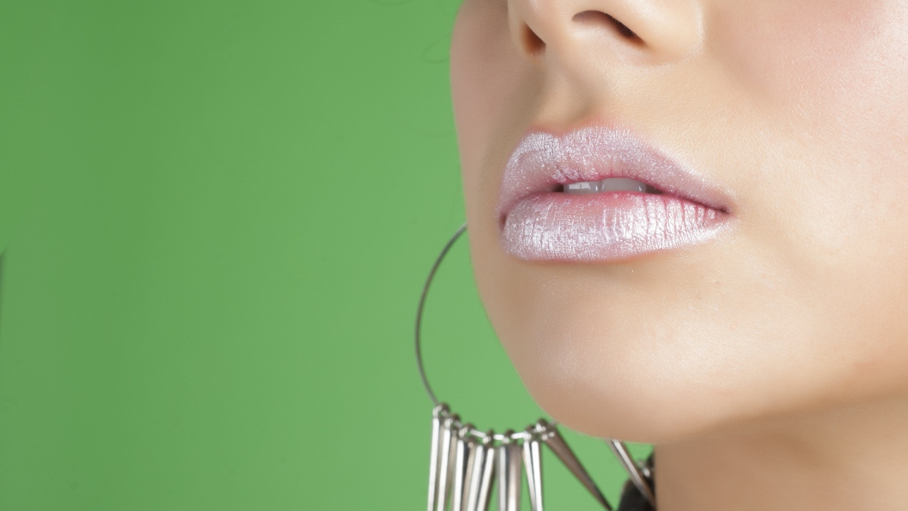 Девушка с красивыми розовыми губами
