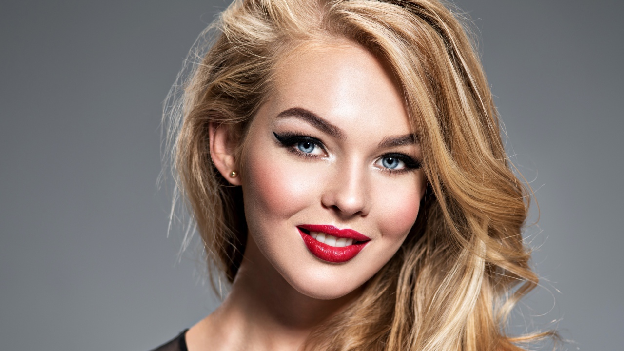 Длинноволосая голубоглазая девушка с красивым макияжем 