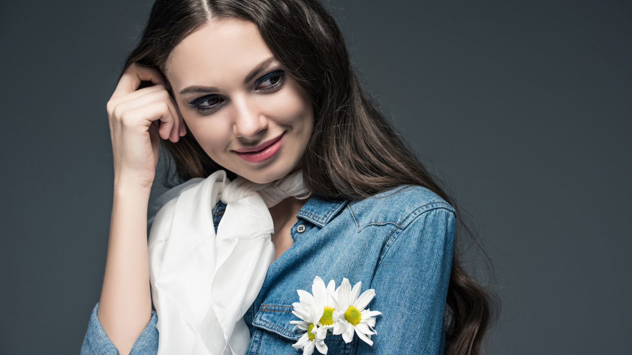 Длинноволосая девушка в джинсовом пиджаке с шарфом на шее