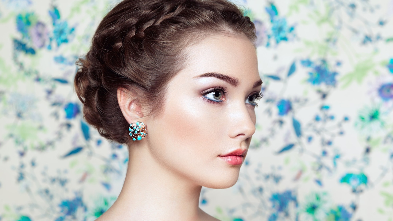 Красивая нежная девушка с прической вид сбоку