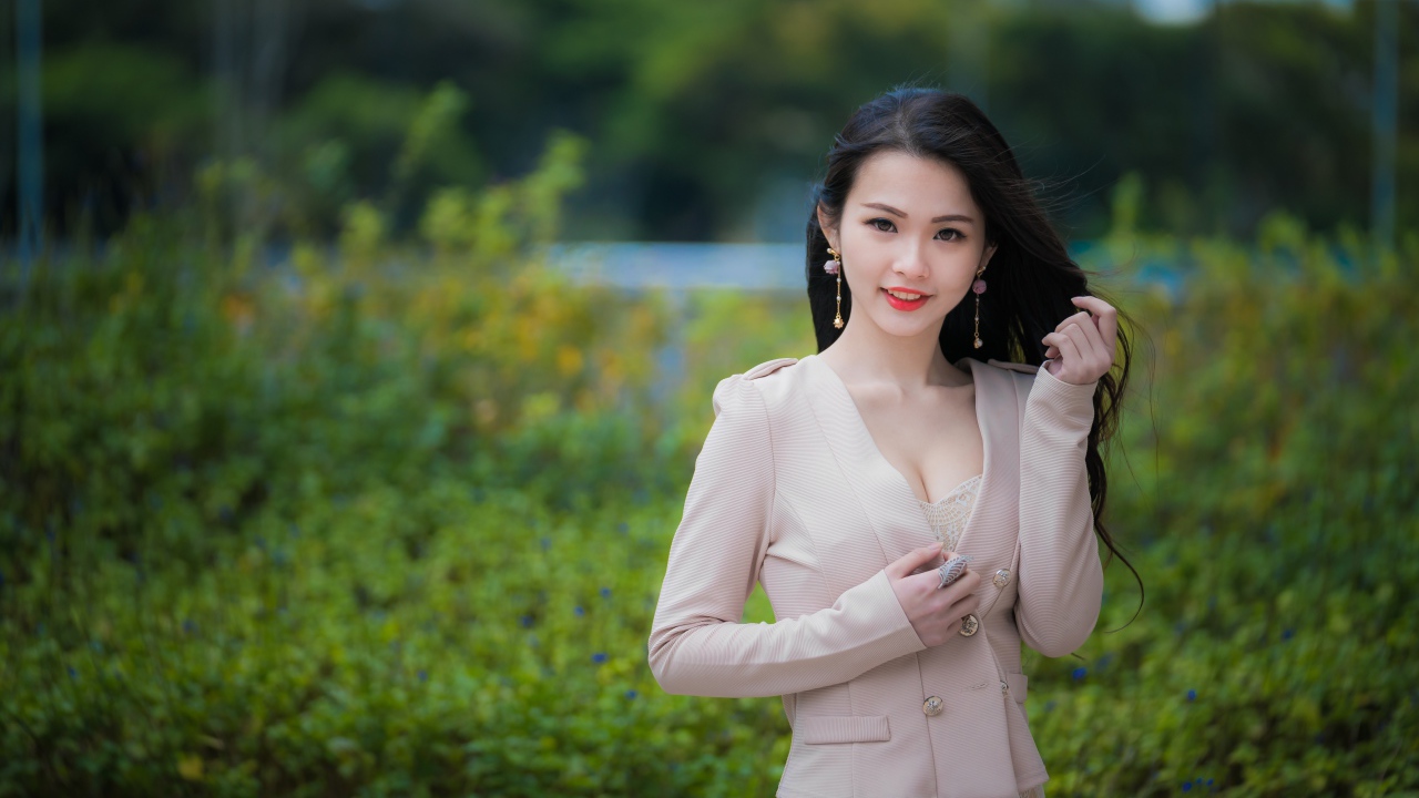 Улыбающаяся девушка азиатка в костюме