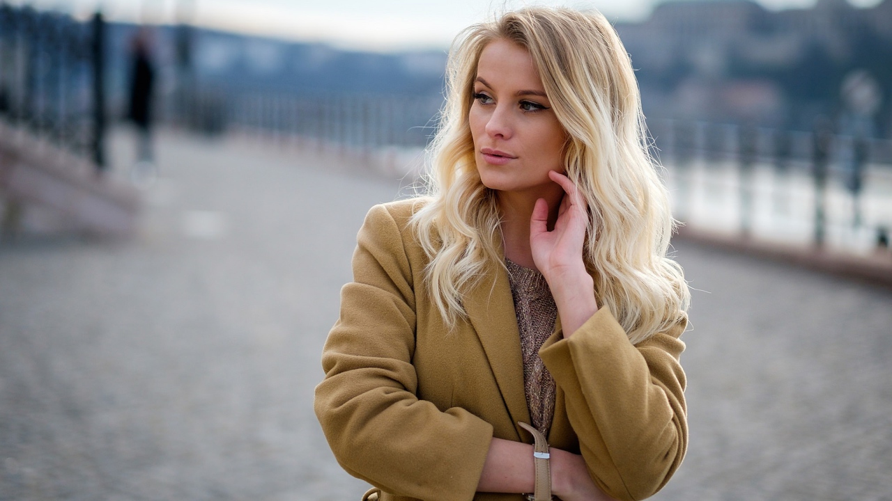 Стильная блондинка в пальто 