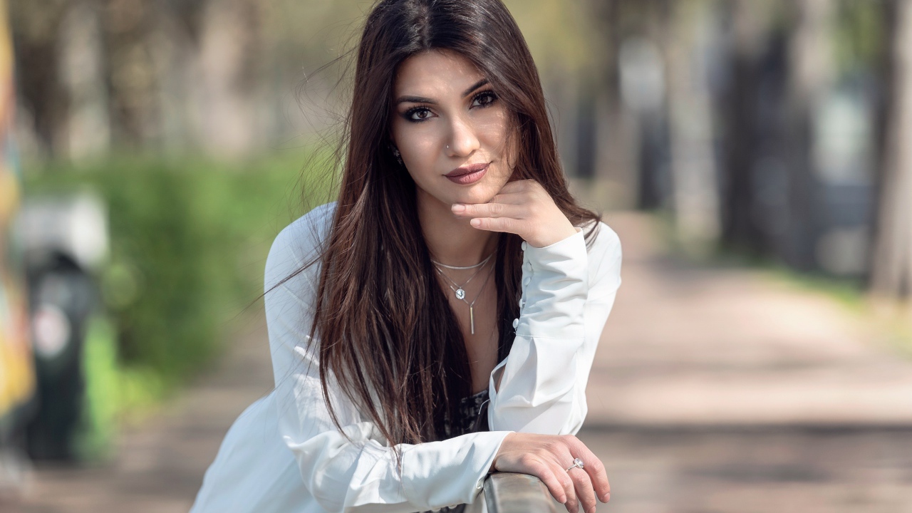 Стильная молодая девушка в белом пиджаке 